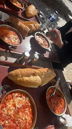 Güneşli masada menemen ziyafeti